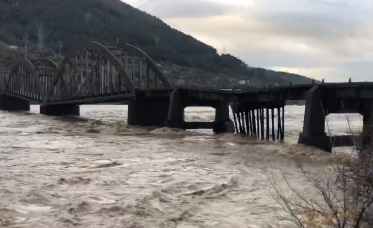 HAPEN PORTAT E SHKOPETIT/ Prurjet dëmtojnë këmbët e urës së Zogut në lumin Mat