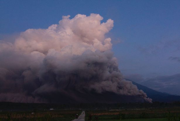 PAMJET APOKALIPTIKE/ Indonezia tronditet nga shpërthimi i vullkanit më të lartë në vend