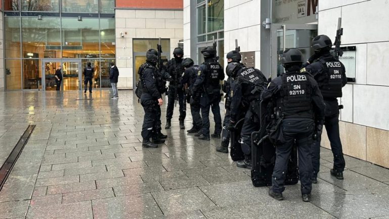 DETAJET/ Ndërron jetë në spital 40-vjeçari që terrorizoi qytetin gjerman, pasi vrau të ëmën mori peng…