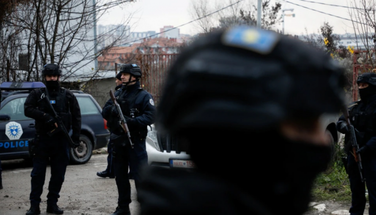 TENSIONET NË VERI/ 16 ditë nga vendosja e barrikadave, autoritetet e Kosovës paralajmëruan heqjen e tyre nëse…