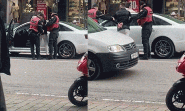 ÇFARË NDODHI NË ISH-BLLOK?! E zbresin nga makina dhe i vendosin prangat, momenti kur policia arreston një të ri në Tiranë