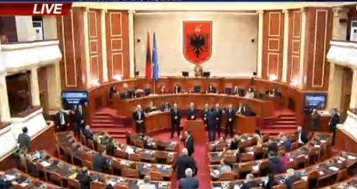 SEANCA E TENSIONUAR/ Deputetët e PD shkojnë drejt foltores, rrethohen nga Garda