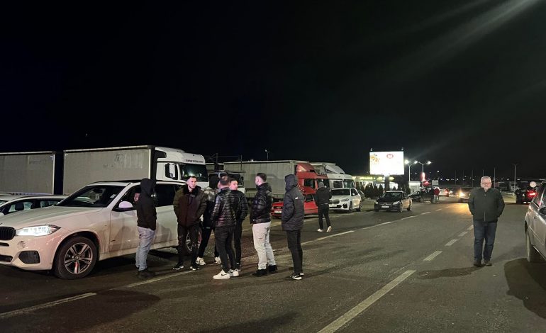 TENSIONET NË VERI/ Serbët bllokojnë rrugën për në Merdar, sulmojnë emigrantët që po ktheheshin në Kosovë për festa