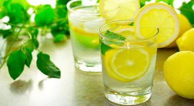 MREKULLITË E UJIT ME LIMON/ Ja kur duhet ta pijmë dhe efektet pozitive që ka në organizëm