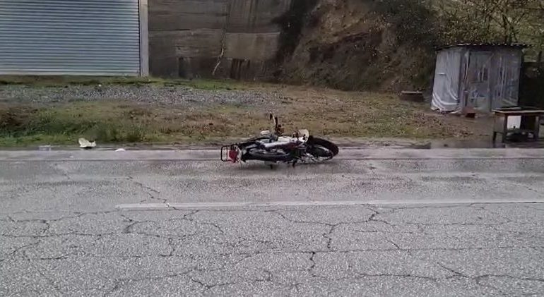 AKSIDENT NË ELBASAN/ Makina përplas të moshuarin me motor, niset drejt spitalit në gjendje të rëndë