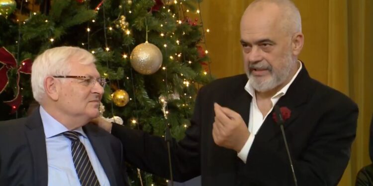 LUHATJA E TENSIONIT/ Rama zbulon zgjidhjen e mjekut të QSUT: I thashë u plaka! Më tha merr një karamele çdo…