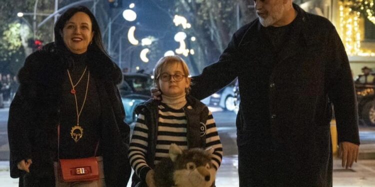 ATMOSFERA FESTIVE NE TIRANË/ Rama ndan foto krah familjes