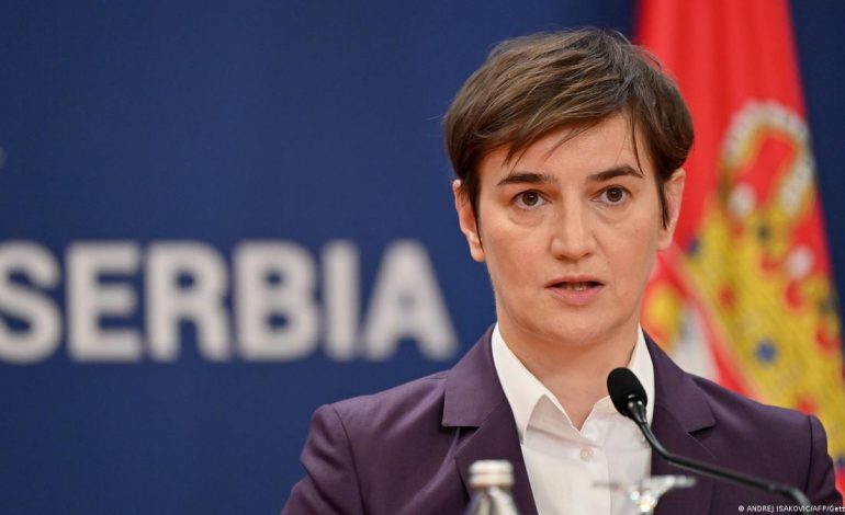 SITUATA NË VERI TË KOSOVËS/ Kryeministrja serbe bën thirrje për ruajtjen e paqes mes vendeve