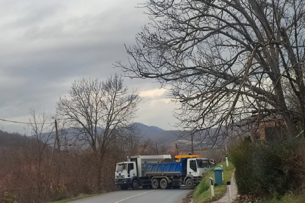 ÇFARË NDODHI? Dëgjohen SIRENA ALARMI në veri të Kosovës, burra dhe gra të maskuar bllokojnë rrugët në…