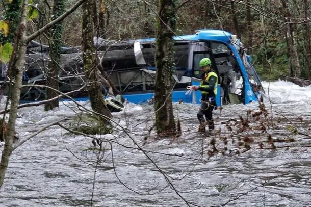 TRAGJEDI NË SPANJË/ Autobusi bie nga ura dhe përfundon në lumë, 3 të viktima dhe 4 të zhdukur