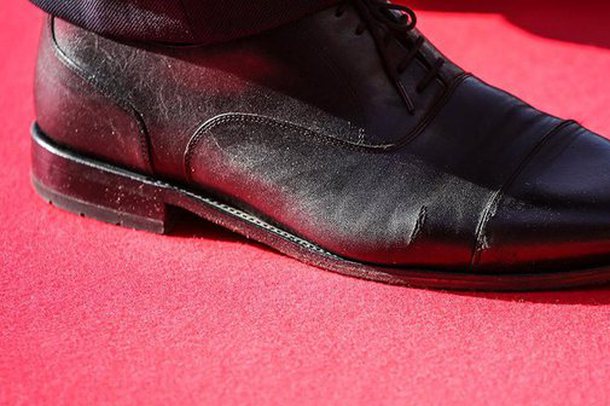 FOTOLAJM/ Zbulohet MISTERI i “këpucës së grisur” në samit, ja kujt lideri europian i përkiste