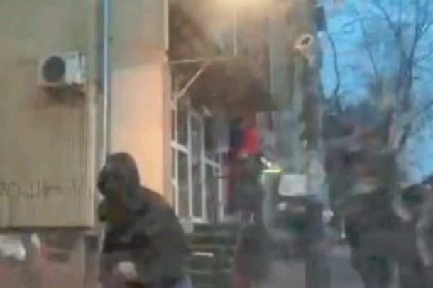 PAMJET/ Rriten TENSIONET në veri të Kosovës, persona të maskuar sulmojnë dy gazetarë