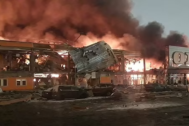 PAMJET/ Shkrumbohet nga flakët qendra tregtare më e madhe në Moskë, gjendet trupi i pajetë i një personi nën rrënoja