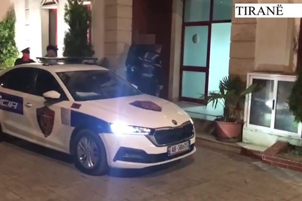 “ALO POLICIA! PO VJEN DYLBERI…”/ Si u kap sapo zbriti në Rinas i dënuari me 8 vite burg (VIDEO)