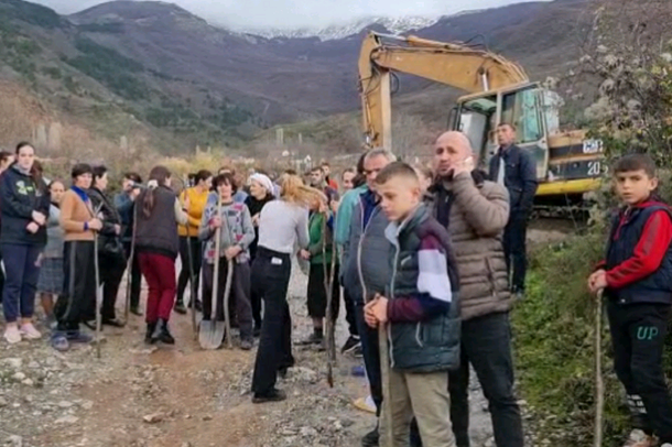 ME KAZMA E LOPATA/ Banorët në Bulqizë në protestë kundër marrjes së burimit të ujit: Bashkia do t’ia japë Maqellarës