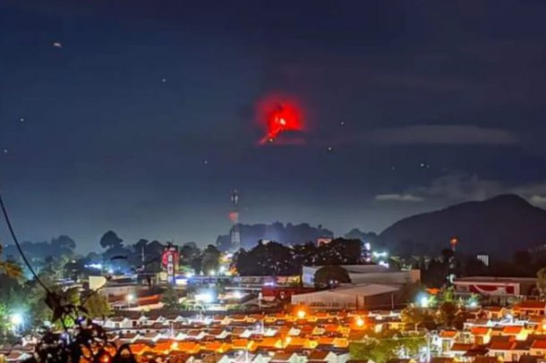 E FRIKSHME/ Momenti kur vullkani Fuego shpërtheu në Guatemalë