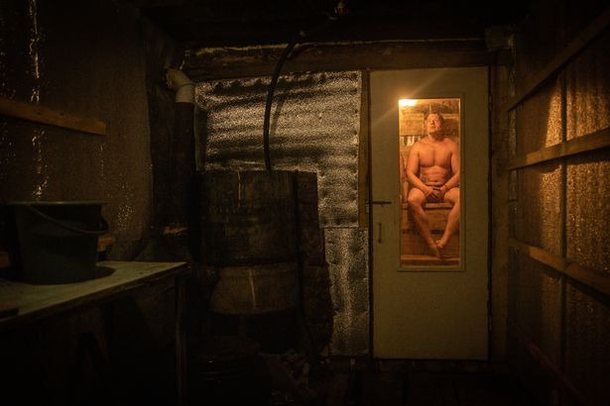 DHOMA AVULLI DHE DUSH ME UJË TË NGROHTË/ Ushtria ukrainase lufton Rusinë e relaksuar nga.. sauna
