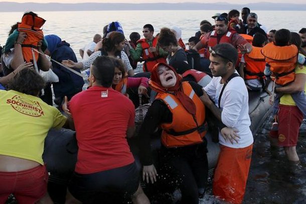 TRAGJIKE/ Gomonia e emigrantëve përplaset me shkëmbinjtë, ndërron jetë foshnja