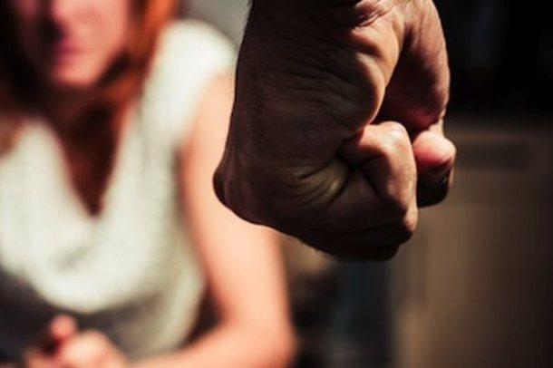 E RËNDË/ Imami shqiptar dhunon të renë, zbardhet dosja e policisë: E tërhoqi “zvarrë” në oborr…