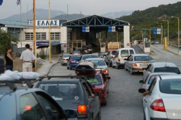 FLUKS EMIGRANTËSH NË VIGJILJE KRISHTLINDJESH/ Mijëra shqiptarë vijnë nga Porti i Durrësit, Kakavija dhe Kapshtica
