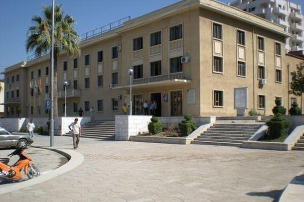 E RËNDË NË LUSHNJË/ Shkoi të kërkonte llogari pse i hoqën ndihmën ekonomike, gruaja vdes në zyrën e kryetares