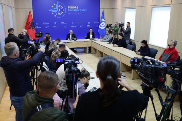 TË SHTËNAT ME ARMË GJATË MBLEDHJES SË PD NË KURBIN/ Si shprehet Berisha: Problem serioz, Komisioni vendosi…