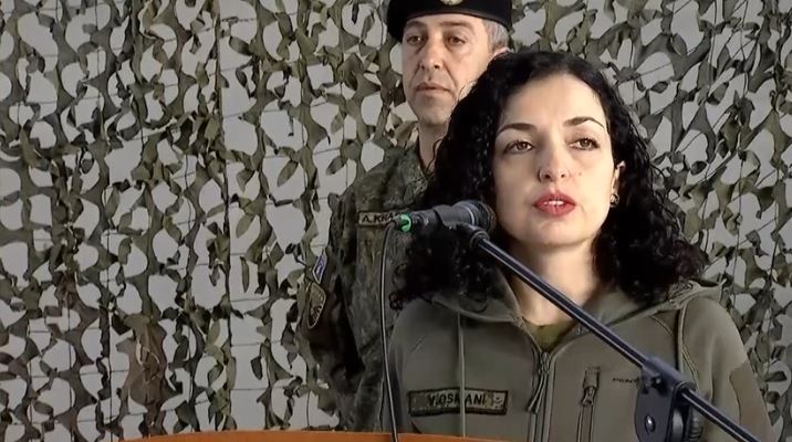 E VESHUR ME UNIFORMËN USHTARAKE/ Vjosa Osmani: FSK është e gatshme dhe e përgatitur