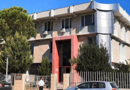BUROJNË NGA VEPRIMTARI TË PALIGJSHME/ Prokuroria konfiskon pasuritë e tre personave. Nga mijëra euro tek “Porsche Cayanne”