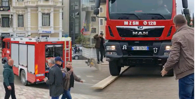 ÇUDIRAT SHQIPTARE/ Zjarrfikësja shkoi të ndihmojë, por kërkoi ndihmë vetë (VIDEO)