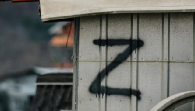 E KEMI PARË TE FORCAT RUSE NË UKRAINË/ Simbolet “Z” vendosen në veri të Kosovës