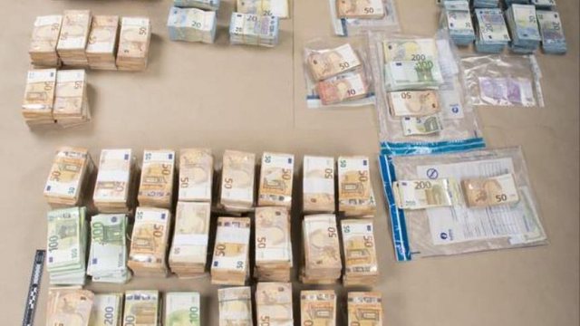 PUBLIKOHEN PAMJET E SKANDALIT/ Ja shuma “marramendëse” e parave cash, që iu gjet dy eurodeputetëve në shtëpi