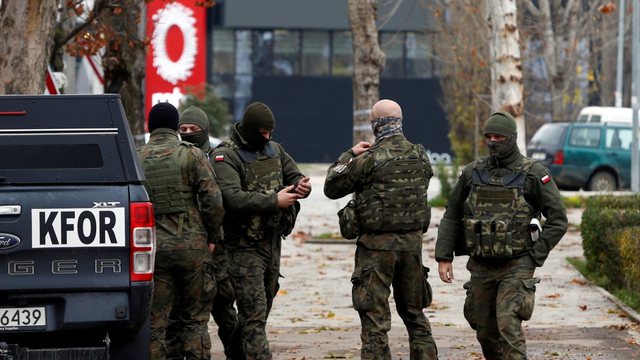 TENSIONET NË VERI TË KOSOVËS/ KFOR-i paralajmëron stërvitje të rregullta luftarake ne territor