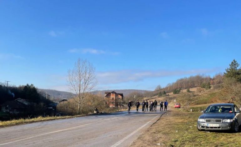 TENSIONET NË VERI TË KOSOVËS/ Hiqen barrikadat e para në anën e Serbisë në Merdare