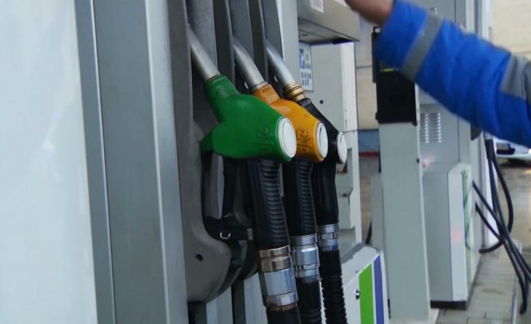 NDRYSHON ÇMIMI I KARBURANTEVE/ Shtrenjtohet nafta dhe benzina