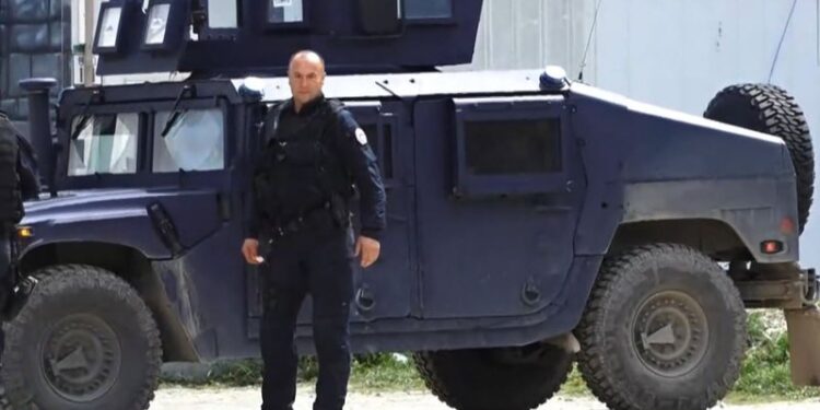 DETAJET/ Tensionohet situata në veri të Kosovës, plagoset efektivi i policisë në Mitrovicë