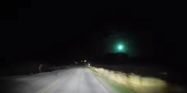 PAMJET/ Momenti kapet në kamera, shikoni si duket një meteor që bie