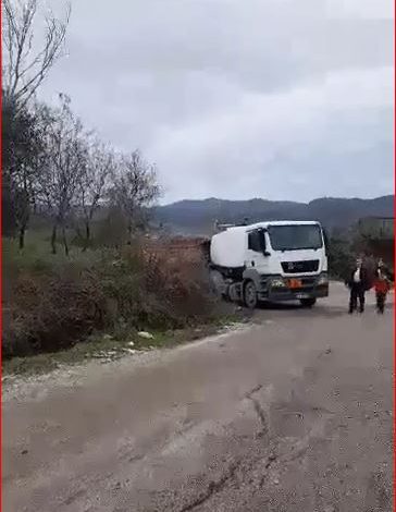 PAMJET/ Aksident në aksin Ballsh-Fratar, autoboti me naftë del nga rruga, bllokohet qarkullimi