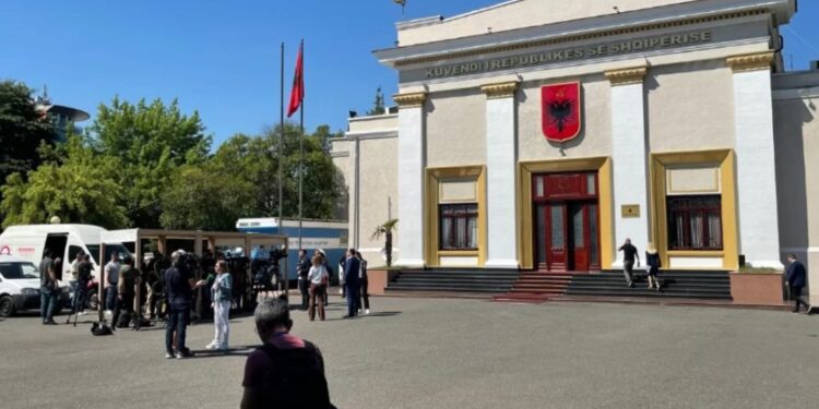 DETAJET E FUNDIT/ Incident në oborrin e Parlamentit, një person thyen traun me makinë, ndalohet nga…