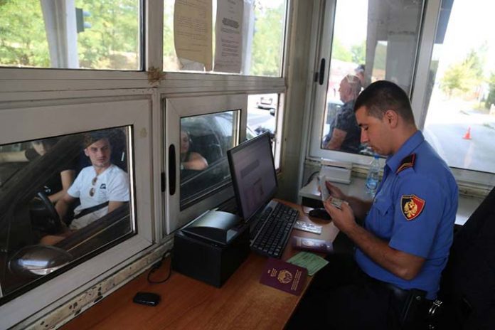 SHIFRAT/ Shqiptarët zgjedhin të festojnë pranë familjeve, dyndje emigrantësh në portin e Durrësit