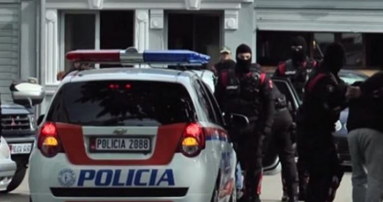 AKUZAT/ Ekstradohen drejt Shqipërisë 2 persona që ishin shpallur në kërkim ndërkombëtar