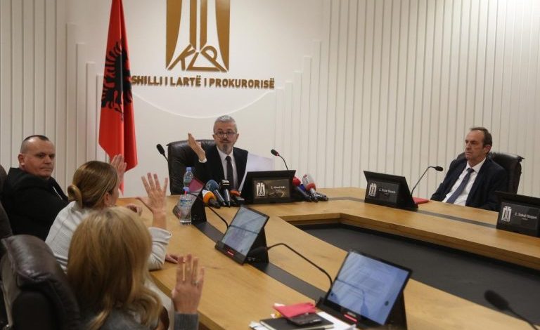 U ZGJODH KREU I RI I SPAK/ Kush është Altin Dumani, prokurori që bëri bujë me…