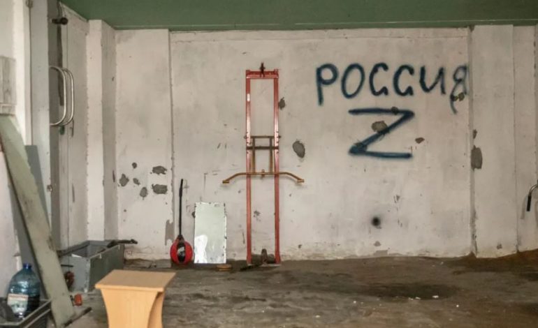 I LININ PA NGRËNË/ Zbulohet dhoma ku rusët torturonin fëmijët ukrainas në Kherson