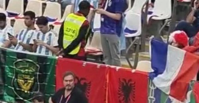 FOTOLAJM/ Finalja e madhe Argjentinë-Francë, i pranishëm në stadium edhe…flamuri kuqezi