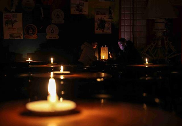 LUFTA/ Në ditën e parë të dimrit, 6 milionë ukrainas janë pa energji elektrike