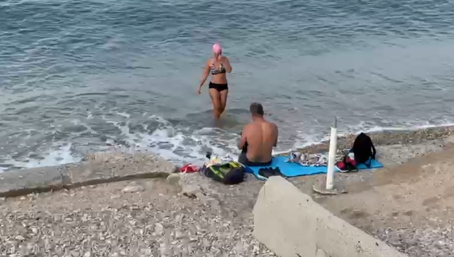 PLAZH NË MES TË DHJETORIT/ Vlonjatët “sfidojnë” dimrin dhe lahen në det