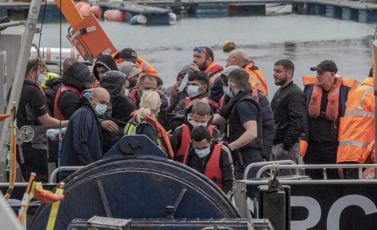 THIRRJE QEVERISË SË TIJ/ Ministri britanik i Emigracionit: Shqiptarët duhet të ndalohen të kërkojnë azil në Mbretërinë e Bashkuar