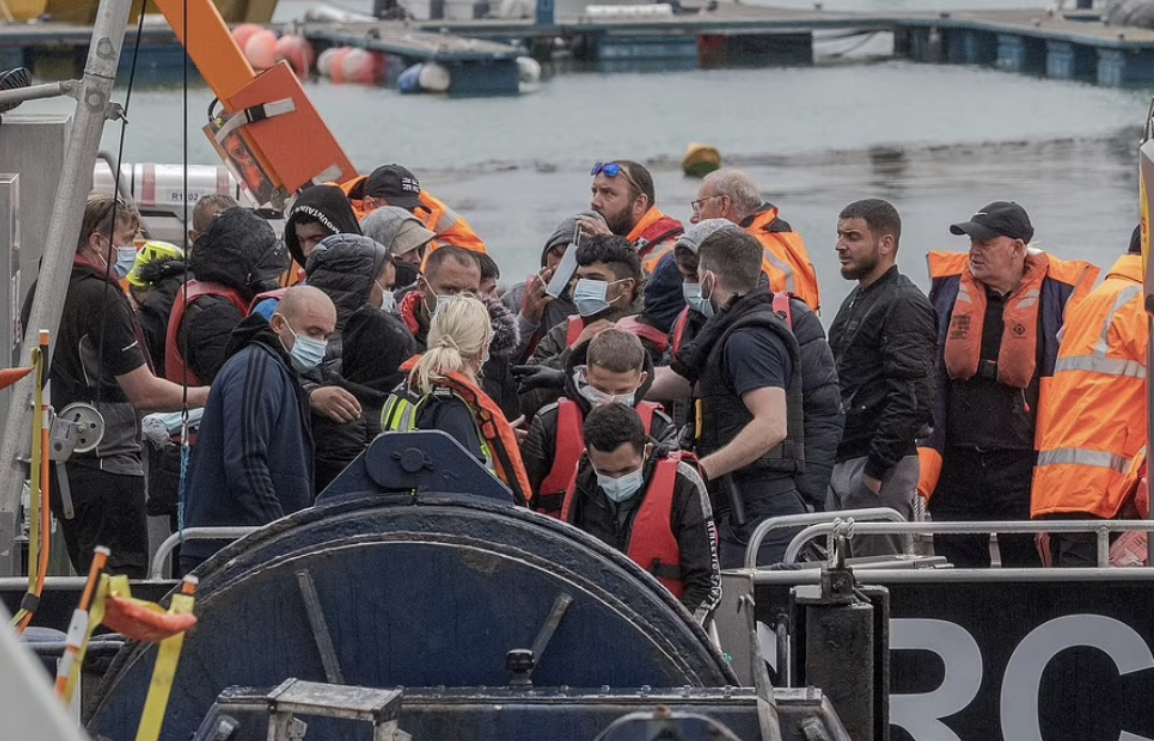THIRRJE QEVERISË SË TIJ/ Ministri britanik i Emigracionit: Shqiptarët duhet të ndalohen të kërkojnë azil në Mbretërinë e Bashkuar