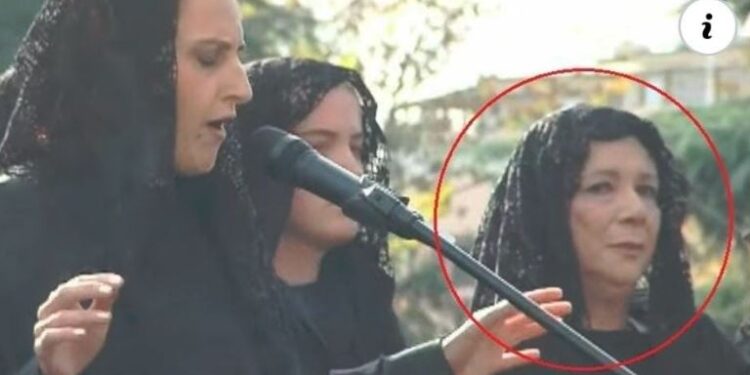 KËNGË ZIE DHE VAJTIMI NË PROTESTËN E OPOZITËS/ Kandidatja e primareve shfaqet me vello të zezë