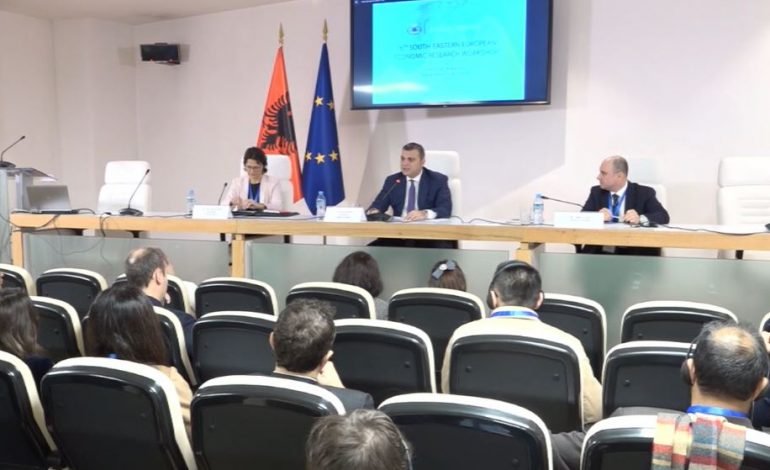 “MUAJT NË VIJIM SFIDUES”/ Guvernatori Sejko: Inflacioni mbetet sfidë. Angazhimi ynë, për stabilitetin e çmimeve