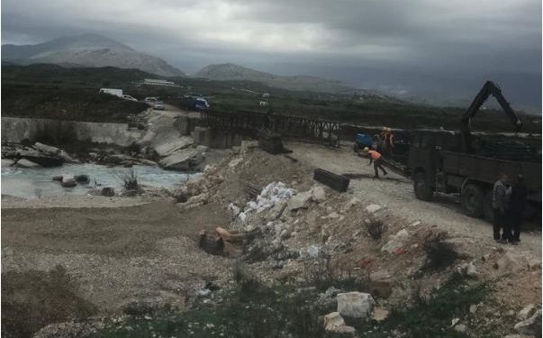 PROBLEMET NGA MOTI I KEQ/ Shiu dhe erërat e forta dëmtojnë “Urën e Vanës”